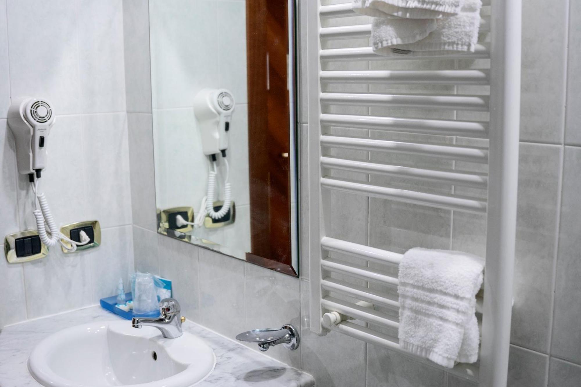 Citta' Dei Papi Hotel อานาญี ภายนอก รูปภาพ